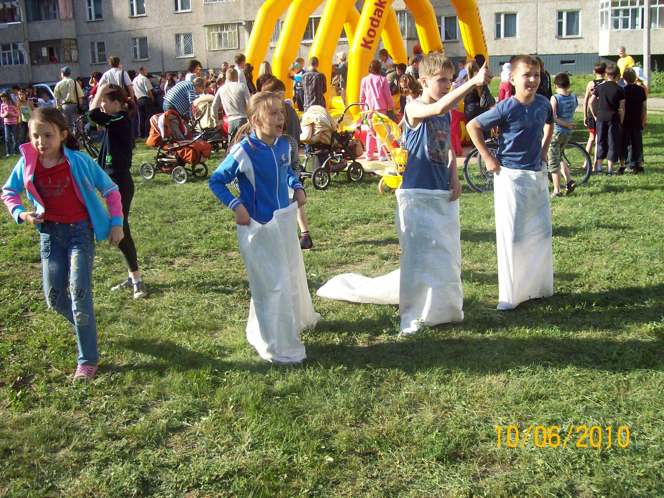 13:45 Любовь к спорту и сильный командный дух продемонстрировали горожане на празднике в преддверии Дня России